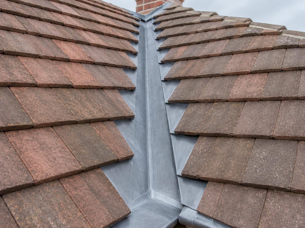 Tiled roof with a formed lead valley